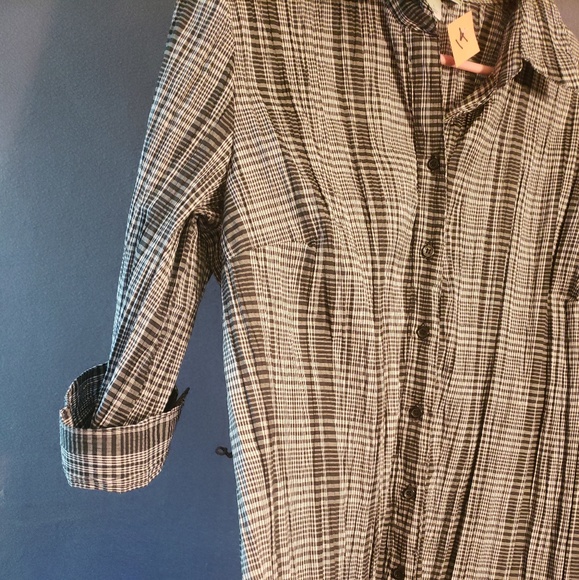 Womans Blouse - Picture 2 of 6